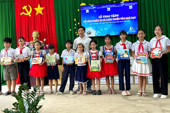 Trao tặng Tủ sách Nhân ái, phát triển văn hóa đọc tại Côn Đảo