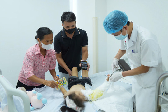 Nối lại cánh tay bệnh nhi 4 tuổi bị đứt rời do áo chống nắng cuốn vào xe máy