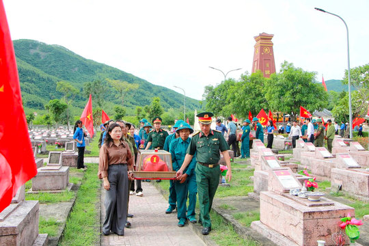 Truy điệu, an táng 8 hài cốt liệt sĩ hy sinh tại Đồng Lộc