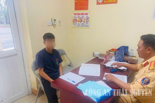Thái Nguyên: Xử lý nghiêm thanh niên “buông cả hai tay khi điều khiển xe máy”