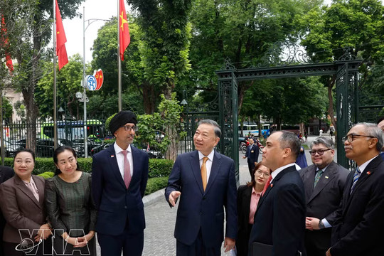Top leader meets ASEAN diplomats, calls for united, resilient ASEAN Community