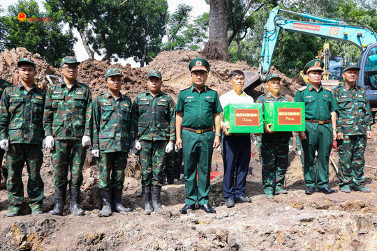 Đoàn đại biểu Quân khu 7 thăm, động viên lực lượng làm nhiệm vụ tại Công viên Lê Thị Riêng