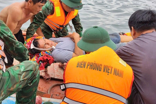 Bộ đội Biên phòng Hà Tĩnh phòng cứu nạn thành công ngư dân gặp tai nạn trên biển