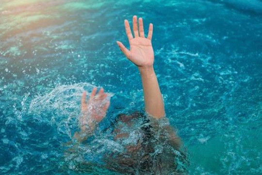 Đang đưa con đi bơi, bác sĩ cứu bé 8 tuổi ngừng tim do đuối nước