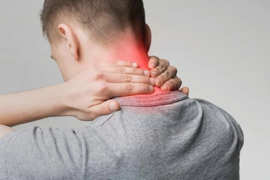 Đau mỏi vùng cổ gáy, người đàn ông phát hiện viêm màng não