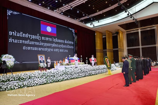 Vietnamese top legislator pays tribute to Lao NA President