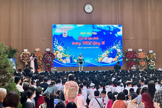 Học sinh lớp 6 Trường THCS Giảng Võ giao lưu với robot AI ngày đầu đến trường
