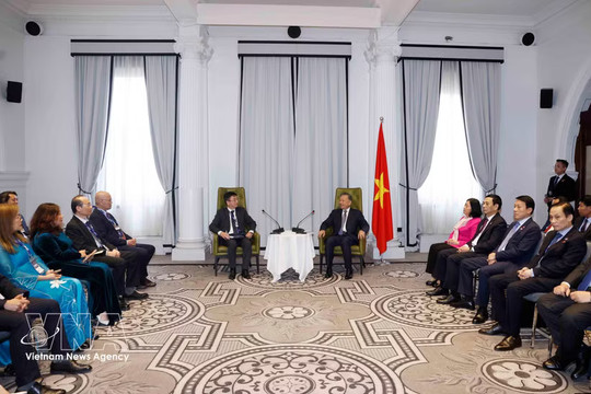 Top leader receives Vietnamese intellectuals, scientists in Australia
