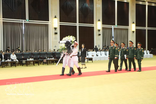 Vietnamese security, defence leaders pay tribute to Lao National Assembly President