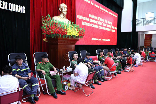 Công an tỉnh Tuyên Quang chung tay cùng “Hành trình đỏ”