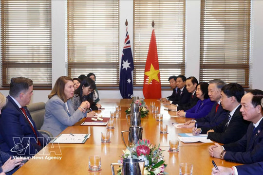 Top leader meets with Australian Senate President, House Speaker