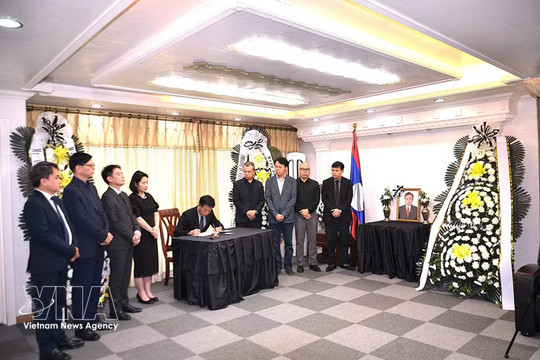 Vietnamese people in various countries pay tribute to Lao National Assembly President