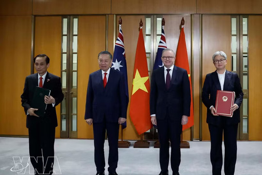 Vietnamese, Australian leaders witness exchange of cooperation documents
