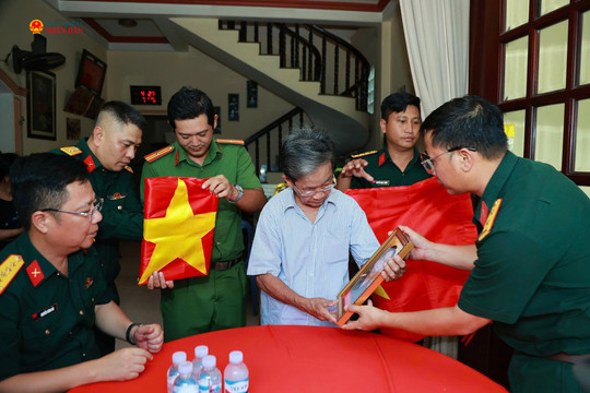 Em 81 tuổi bật khóc nhận di ảnh của hai anh trai là liệt sĩ