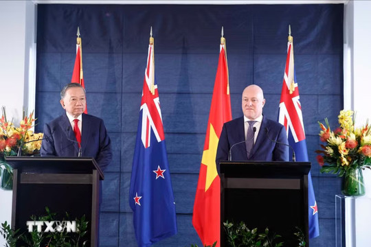 Tổng Bí thư, Chủ tịch nước Tô Lâm và Thủ tướng New Zealand gặp gỡ báo chí và chứng kiến trao các văn kiện hợp tác