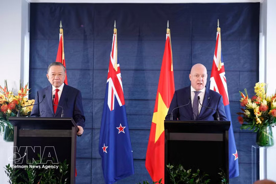 Vietnam, New Zealand leaders witness exchange of cooperation documents