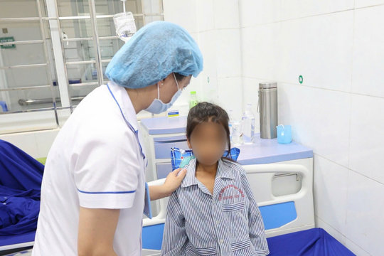 Đau bụng quặn từng cơn, bé gái phát hiện hơn 200 con giun trong ruột
