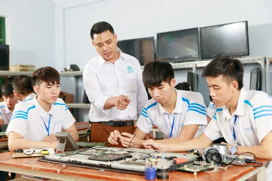 Thông tư 64: Lần đầu xác định 3 hạng chức danh riêng cho giáo viên trung học nghề