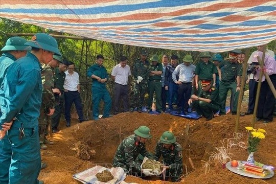Khai quật, cất bốc các phần mộ liệt sĩ tại khu vực đồi Đá Vôi, Lào Cai