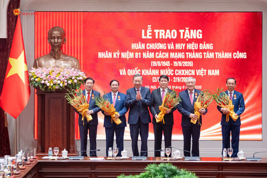 Tổng Bí thư, Chủ tịch nước Tô Lâm chủ trì gặp mặt và trao Huân chương, Huy hiệu Đảng tặng Ủy viên Bộ Chính trị, Ủy viên Trung ương Đảng qua các thời kỳ