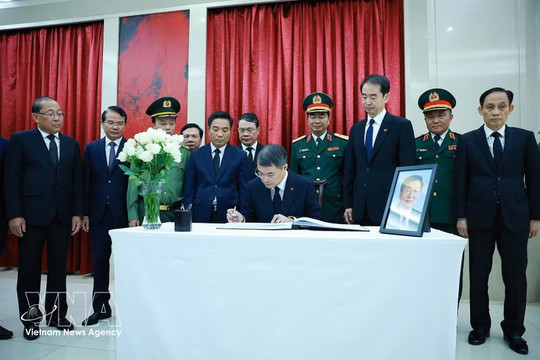 Prime Minister Le Minh Hung pays tribute to former Chinese Premier