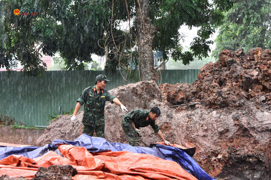 TP. Hồ Chí Minh: Dầm mưa tiếp tục tìm kiếm, quy tập hài cốt liệt sĩ