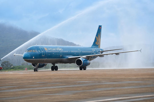 Vietnam Airlines đưa những hành khách đầu tiên trở lại Cảng hàng không quốc tế Liên Khương