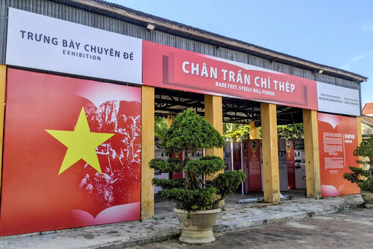 Tổ chức trưng bày chuyên đề “Chân trần chí thép” tại Hội An