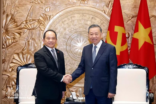 Top leader hosts Philippine National Security Adviser in Hanoi