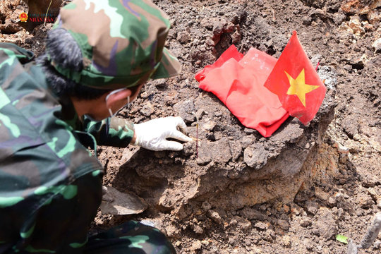 Braving the scorching sun, they remain at the scene searching for the remains of fallen soldiers in Le Thi Rieng Park, Ho Chi Minh City