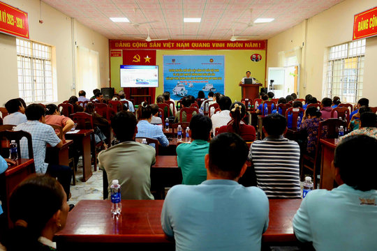 Phổ biến, giáo dục pháp luật cho cán bộ, ngư dân xã Hòa Điền