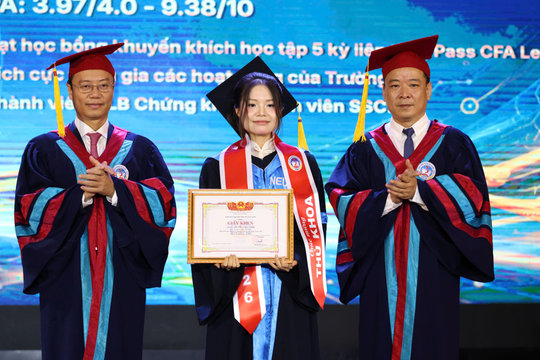5.724 sinh viên Đại học Kinh tế Quốc dân tốt nghiệp, hơn một nửa đạt loại Xuất sắc