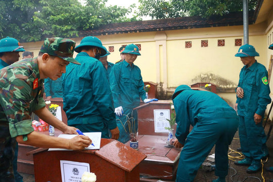 Trang nghiêm không khí Lễ khai quật, lấy mẫu ADN hài cốt liệt sĩ tại Nghĩa trang An Phú