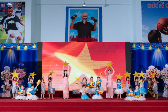 Hân hoan lễ khai giảng với chủ đề "Bé và hòa bình"