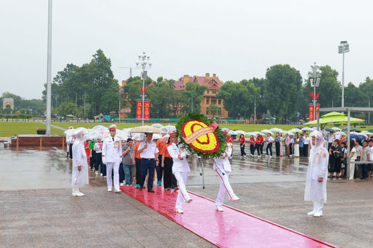 Các đội tham gia Cuộc thi “Em yêu biển, đảo quê hương” vào Lăng viếng Chủ tịch Hồ Chí Minh