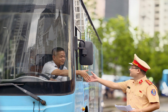 Hà Nội: Nâng cao chất lượng giao thông công cộng từ ý thức của người lái xe