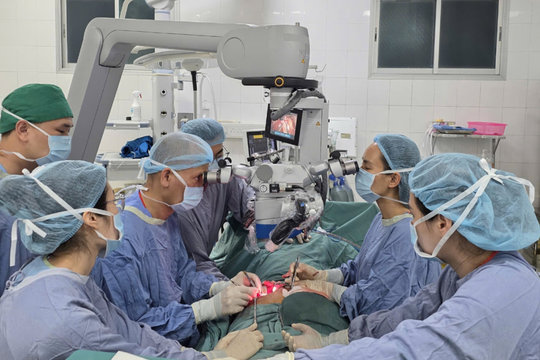 Lần đầu tiên Bệnh viện Hữu nghị Việt Đức ghép đoạn thần kinh mở cơ hội phục hồi chức năng cho người bệnh