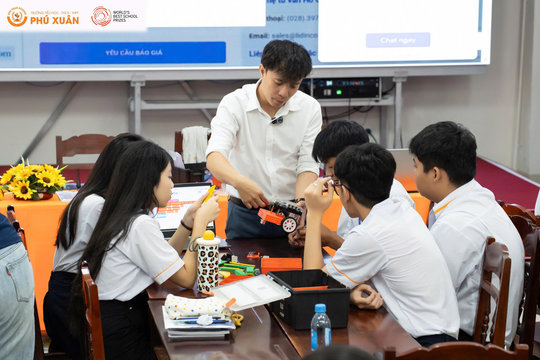 Khi công nghệ bước ra khỏi trang sách – Đưa STEM vào tiết học tại Phú Xuân