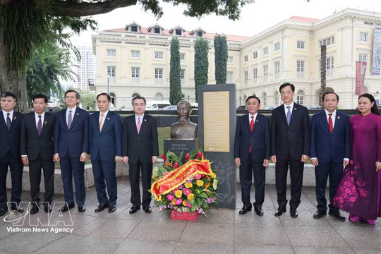 Key Vietnamese leader pays tribute to President Ho Chi Minh in Singapore