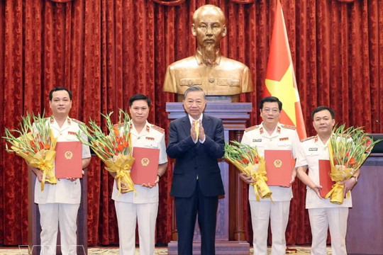 Top leader presents appointment decisions to four procurators of Supreme People's Procuracy