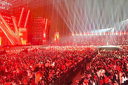 Hàng chục nghìn khán giả đội mưa xem concert “Tổ quốc trong tim”