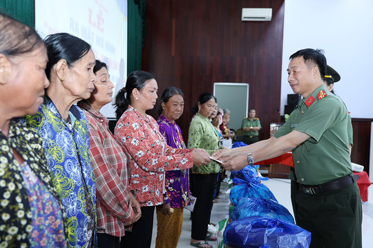 Công an An Giang ra mắt mô hình “Phum sóc bình yên - An ninh bảo đảm” tại vùng biên giới