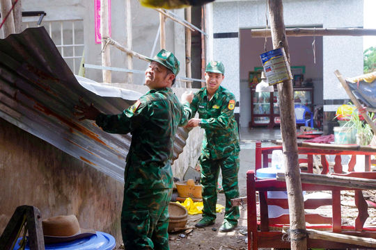 An Giang: Xuyên đêm giải cứu 4 thuyền viên gặp nạn trên biển