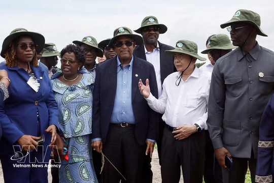 Vietnamese, Ivorian NA Presidents explore agricultural development models in Can Tho
