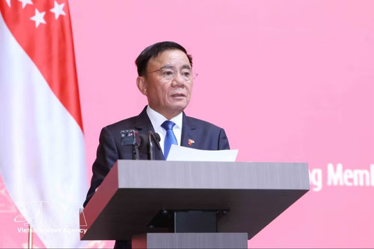 Vietnam expects closer cooperation with Singapore for peace, development: leader