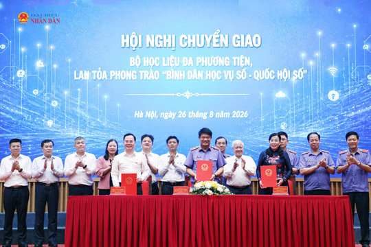 Phó Chủ tịch Thường trực Quốc hội Đỗ Văn Chiến dự Hội nghị chuyển giao Bộ học liệu "Bình dân học vụ số"