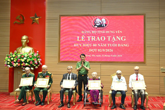 Mỗi tấm Huy hiệu Đảng được trao đều gắn với một câu chuyện, một cuộc đời, một chặng đường cống hiến cho Đảng, cho Tổ quốc và Nhân dân