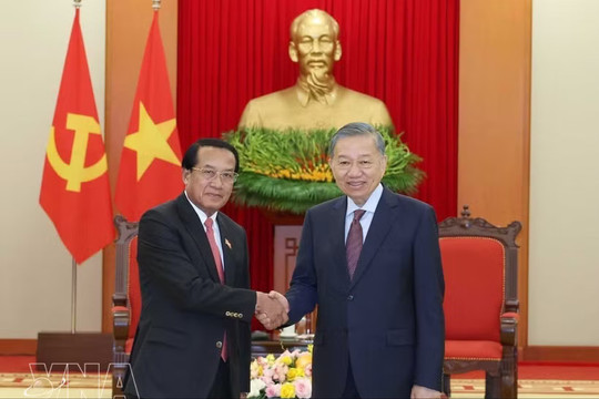 Vietnam gives highest priority to strengthening relations with Laos: Top leader