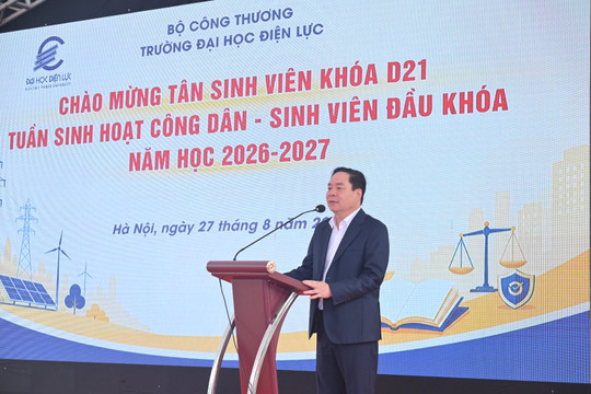 Trường Đại học Điện Lực rộn ràng chào đón tân sinh viên nhập học