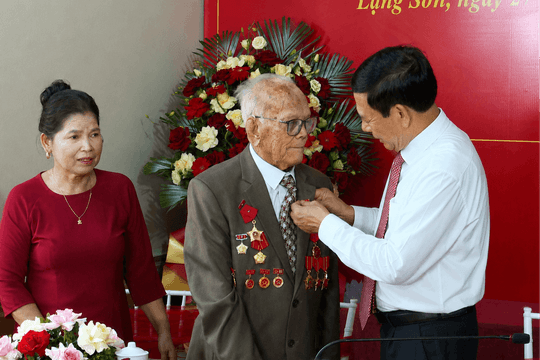 Phó Thủ tướng Phan Văn Giang trao Huy hiệu 80 năm tuổi Đảng tại Lạng Sơn